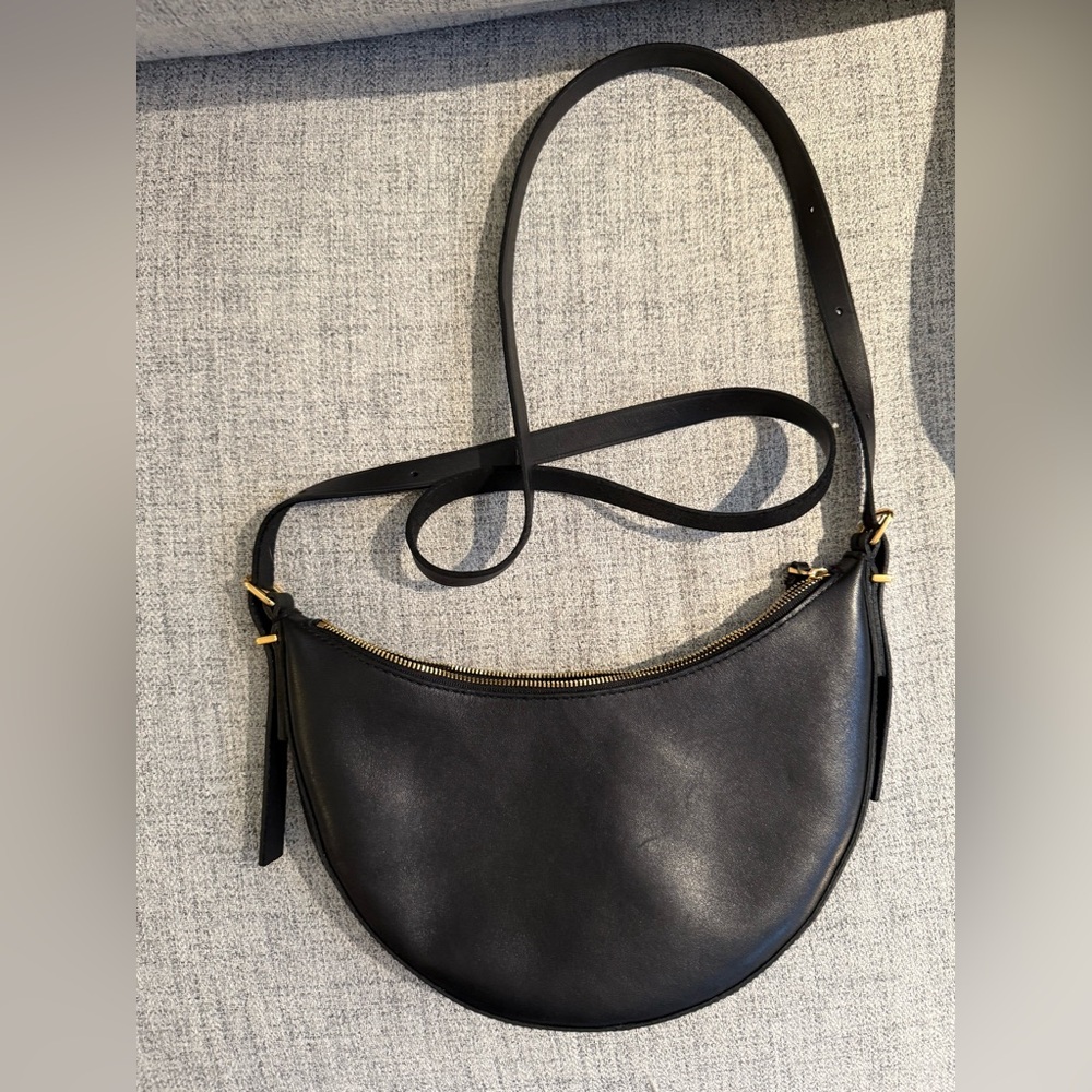 Essential Convertible Crescent Shoulder bag in black leather